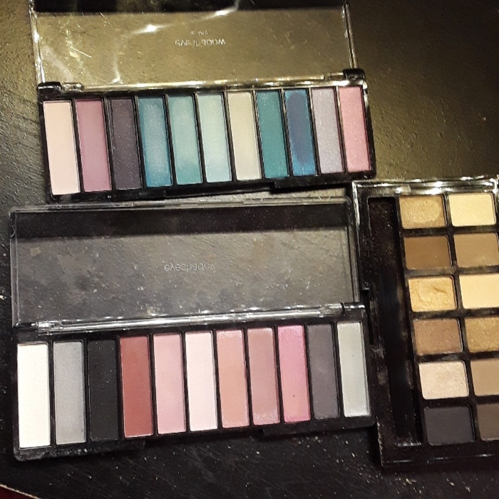 3 eyeshadow palletes!